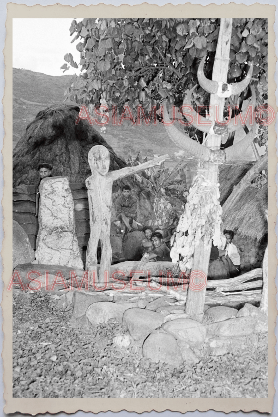 50s PHILIPPINES TRIBE CAVEMAN HUT HOUSE CHILDREN STATUE HORN VINTAGE Photo 24075