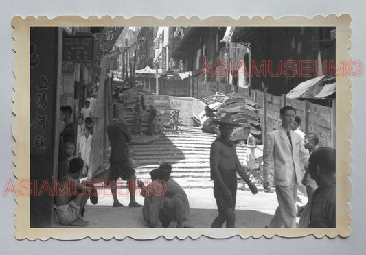 DES ROEUX CENTRAL POTTINGER STREET MAN SUIT ROAD B&W Hong Kong Photo 04931 香港旧照片