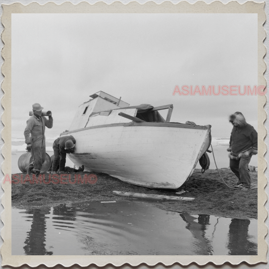 50s UTQIAGVIK NORTH SLOPE BARROW ALASKA ARCTIC MEN BOAT SHORE OLD USA Photo 8331