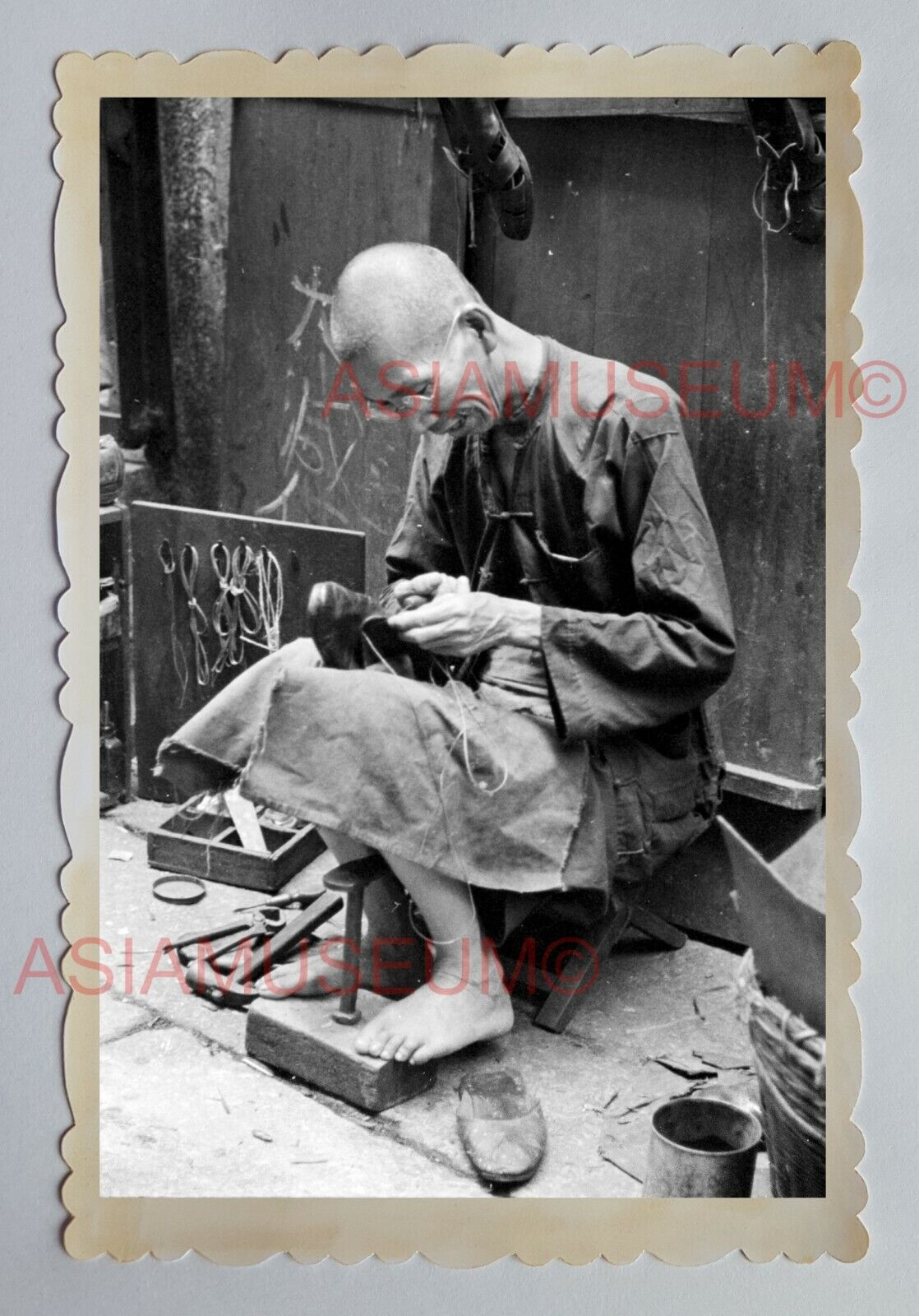 MAN PORTRAIT BACK STREET REPAIR SHOE ADS B&W Vintage HONG KONG Photo 23008 香港旧照片