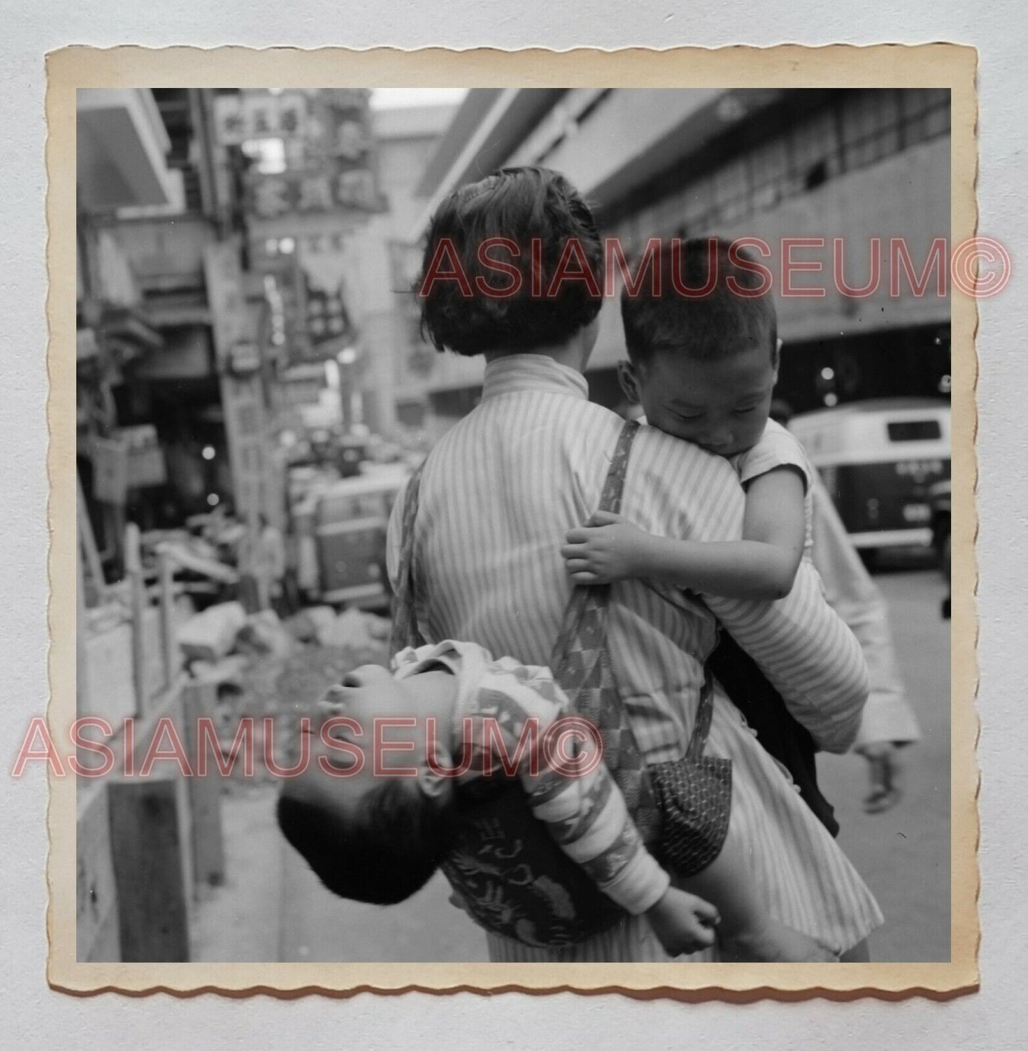 Women Carry Boy Baby Street Scene Central  Vintage Hong Kong Photo 香港旧照片 27097