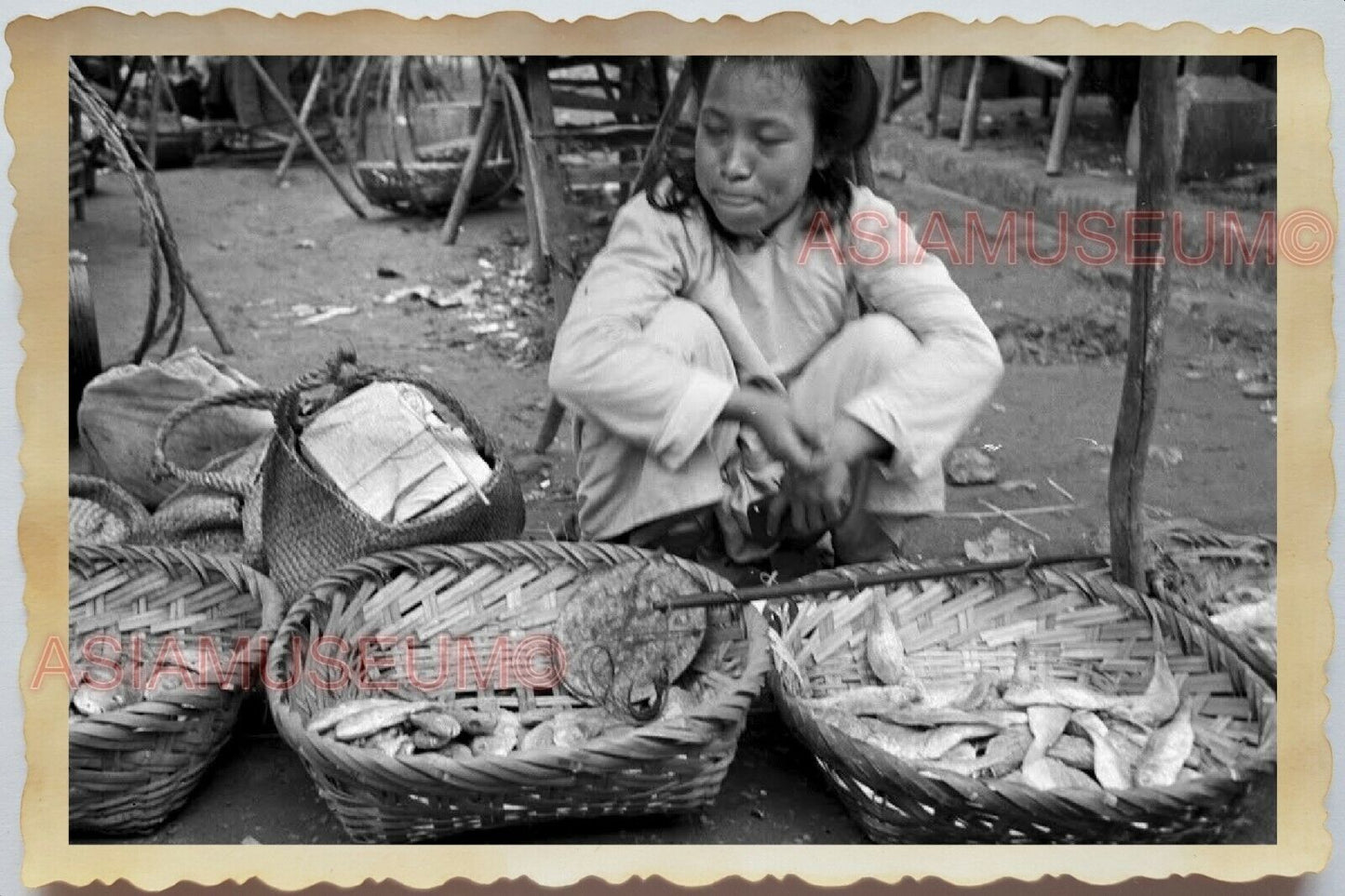 50s Vietnam War Saigon WOMEN LADY SEAFOOD FISH STREET SELLER Vintage Photo #1257