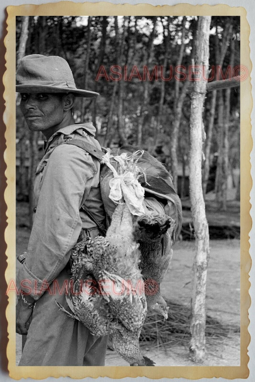 40s Vietnam War SAIGON VILLAGE ARMY SOLDIER HUNTING CHICKEN Vintage Photo 1490