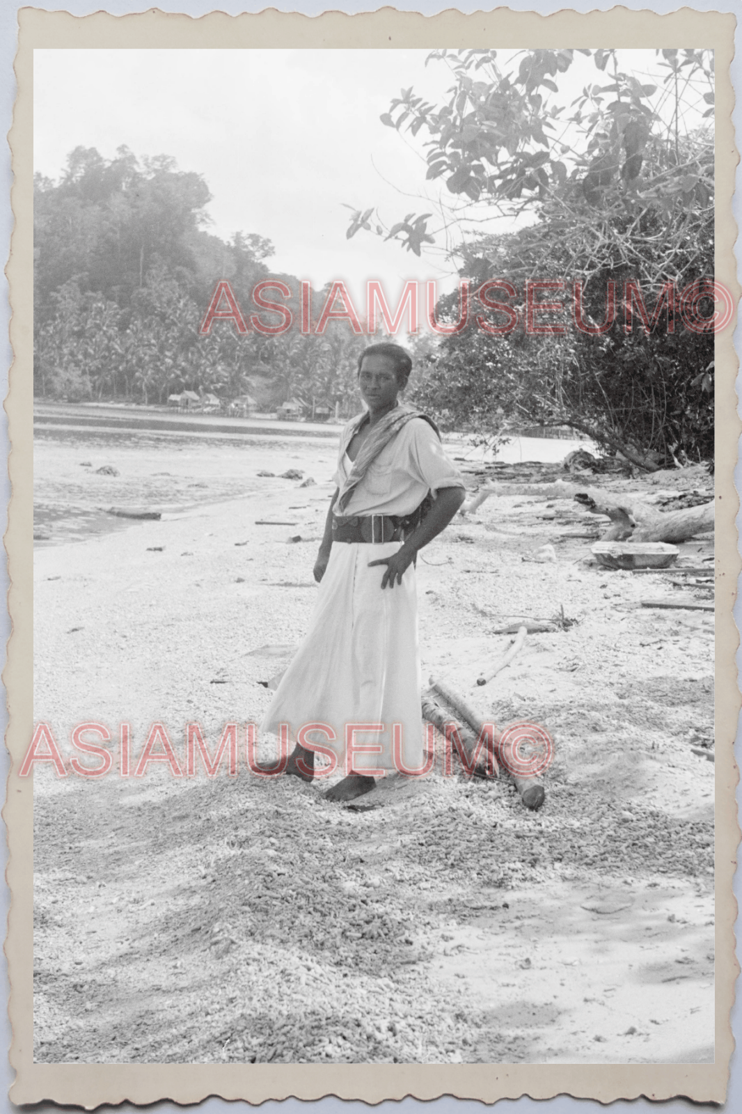 60s PHILIPPINES MANILA SEASDIE BEACH GUIDE MAN TRADITIONAL Vintage Photo 29503