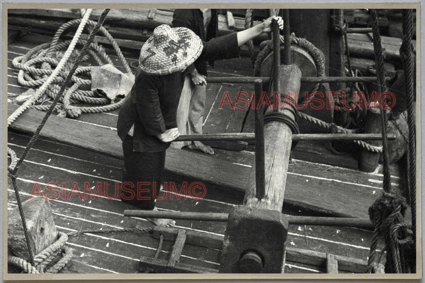 40's HONG KONG WOMEN LADY STRAW HAT OPERATE SAIL BOAT  香港旧照片 Postcard RPPC 1424