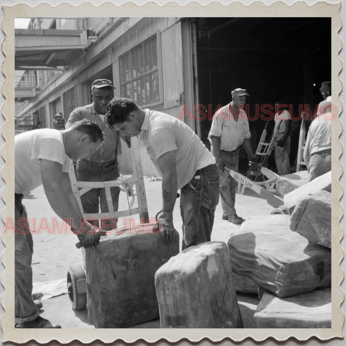 50s NEW ORLEANS LOUISIANA CITY MISSISSIPPI RIVER WORKER LOAD OLD USA Photo 12176