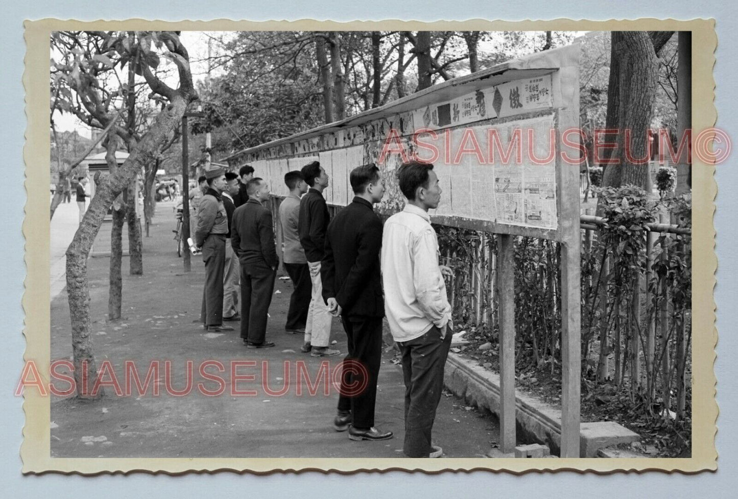 MEN READ NEWSPAPER SIDEWALK STREET SCENE Vintage Taiwan Taipei Photo 台湾老照片 23243