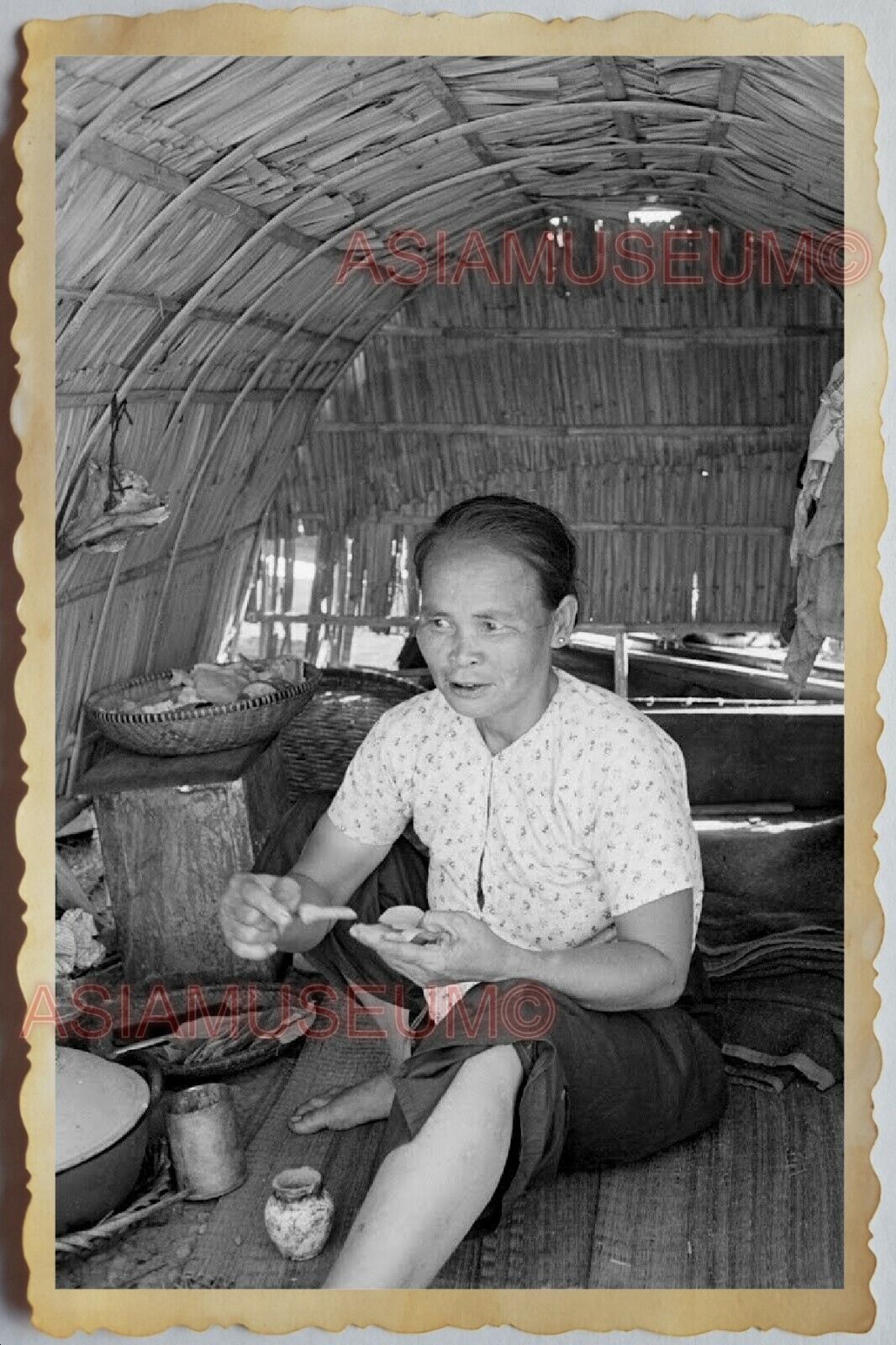 50s Vietnam SAIGON WOMEN YOUNG LADY BOAT HOUSE COOKING FOOD Vintage Photo #805