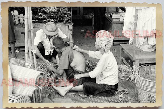 40s WW2 Vietnam HANOI MARKET WOMEN MAN SELLER STRAW CARPET Vintage Photo 29883