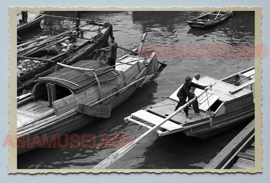 1940s MAN STEERING SAMPAN BOAT RIVER Vintage China Shanghai Photo #196 中国上海老照片