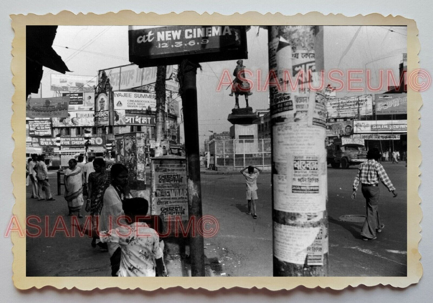 1940s KOLKATA STREET SCENE SHOP STATUE TRUCK WOMEN MAN Vintage INDIA Photo #1133