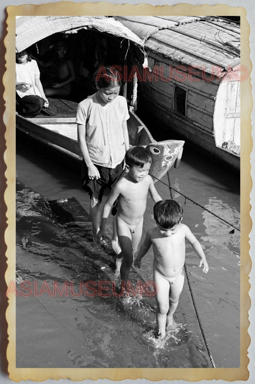 50s Vietnam SAIGON VILLAGE YOUNG MAN BOY BOAT HOUSE PLAY WATER Vintage Photo 639