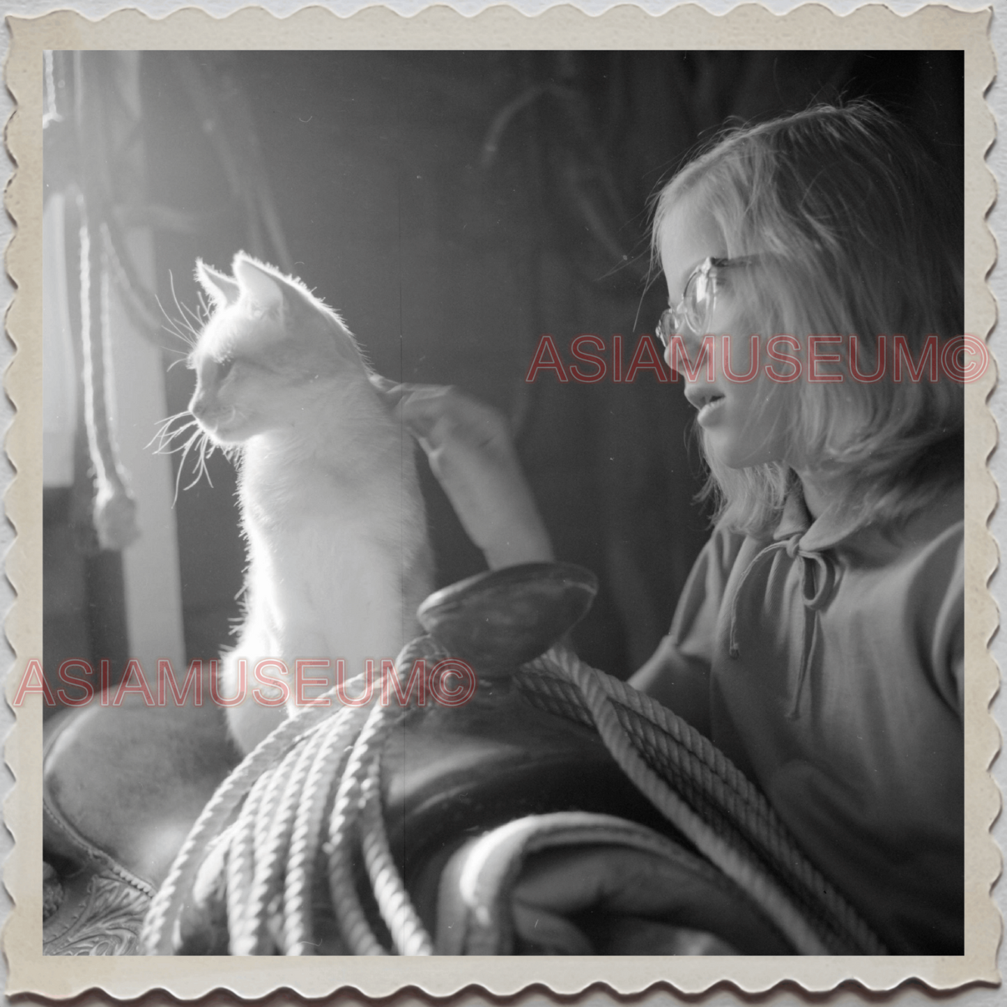 40s AUGUSTA KRONE RANCH COWBOY GIRL CAT BARN VINTAGE OLD USA AMERICA Photo S9195