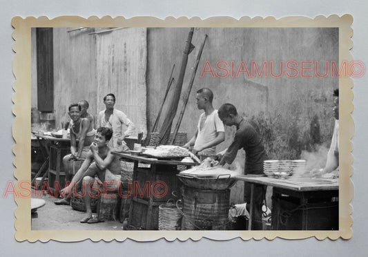 STREET FOOD VENDOR SCENE KOWLOON MARKET NOODLE B&W Hong Kong Photo 16347 香港旧照片