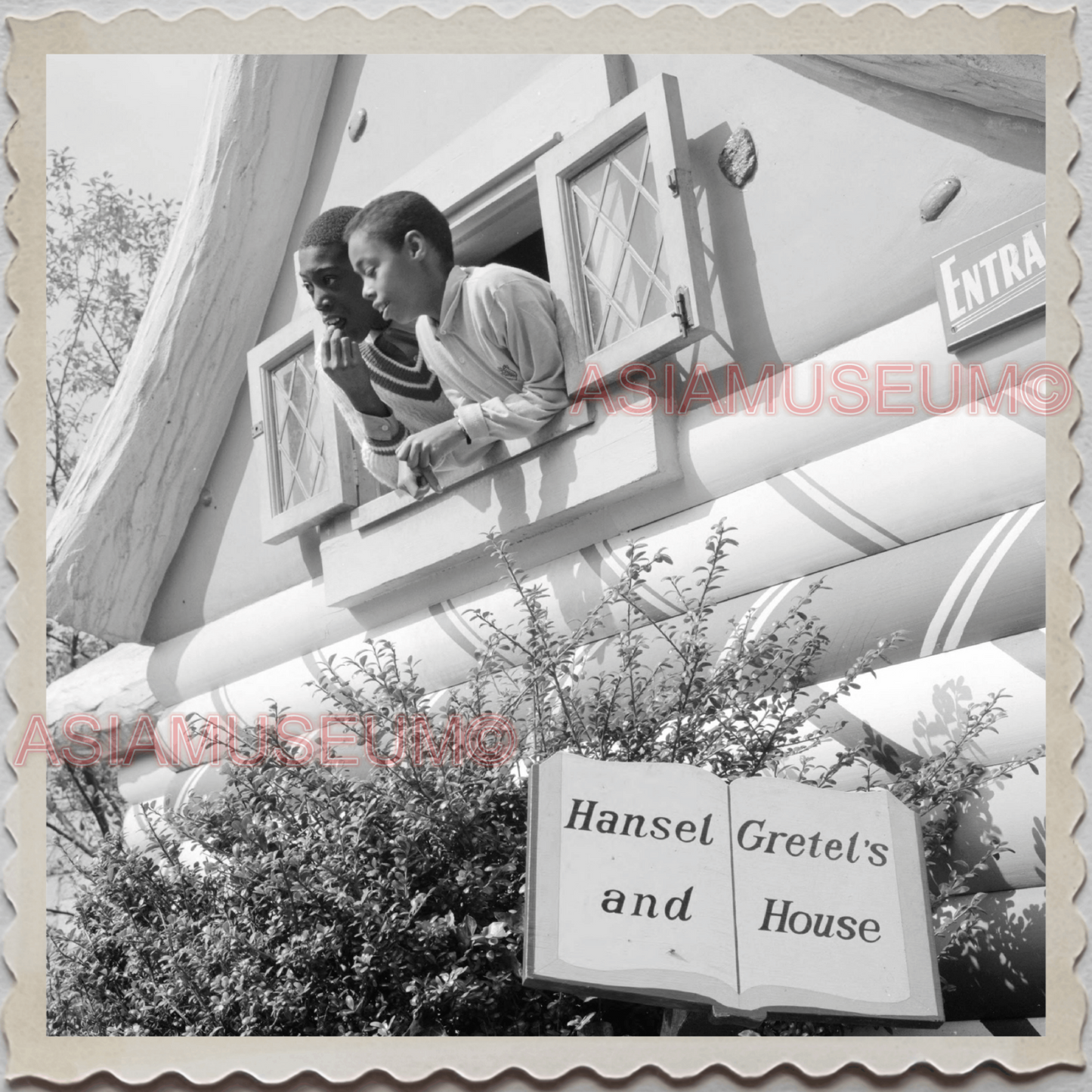 50s MANHATTAN NEW YORK CITY BOY Hansel and Gretel's House VINTAGE USA Photo 9472