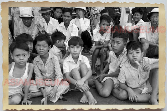 50s Vietnam War Saigon Group Children Boys Man Street School Vintage Photo 1055