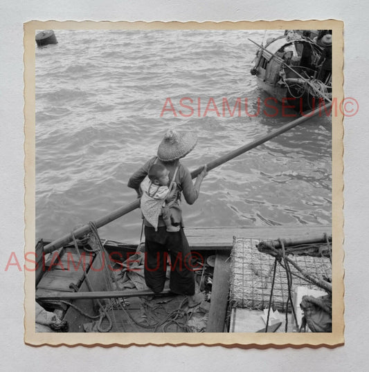 WOMEN LADY BABY STEER BOAT JUNK SAIL HARBOR Vintage Hong Kong Photo 27198 香港旧照片