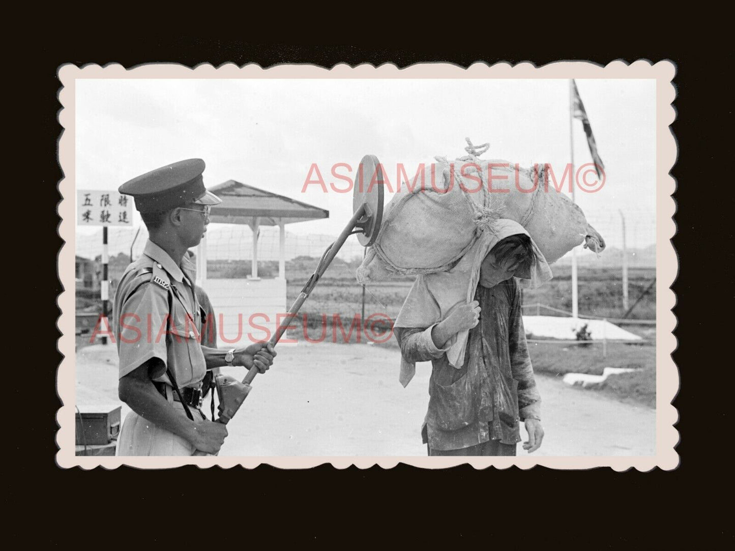 50s Police Metal Detector Check Goods Firearm Hong Kong Photograph 香港旧照片 #3087