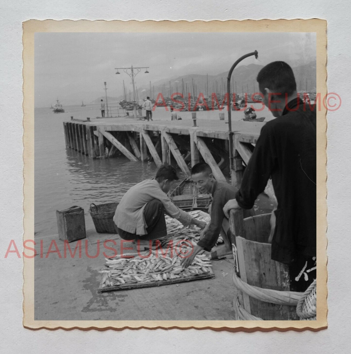 FISHERMAN DRIED FISH PIER PORT HARBOR BOAT  Vintage Hong Kong Photo 27479 香港旧照片