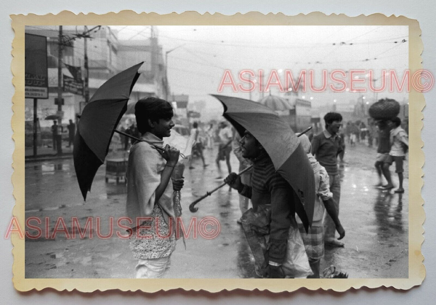 1940s KOLKATA STREET SCENE SHOP RAINING MAN UMBRELLA Vintage INDIA Photo #1137