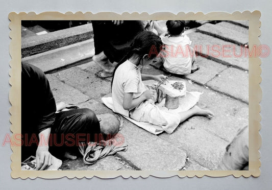 POTTINGER STREET SCENE GIRL WOMEN SELLER  HONG KONG VINTAGE Photo 22961 香港旧照片