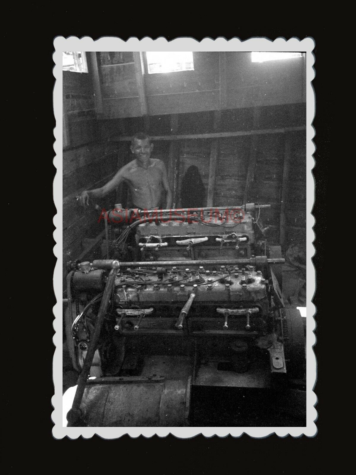 1940s MAN INSTALL ENGINE BOAT SHIP CHINESE JUNK DOCK WW2 Hong Kong Photo #1578