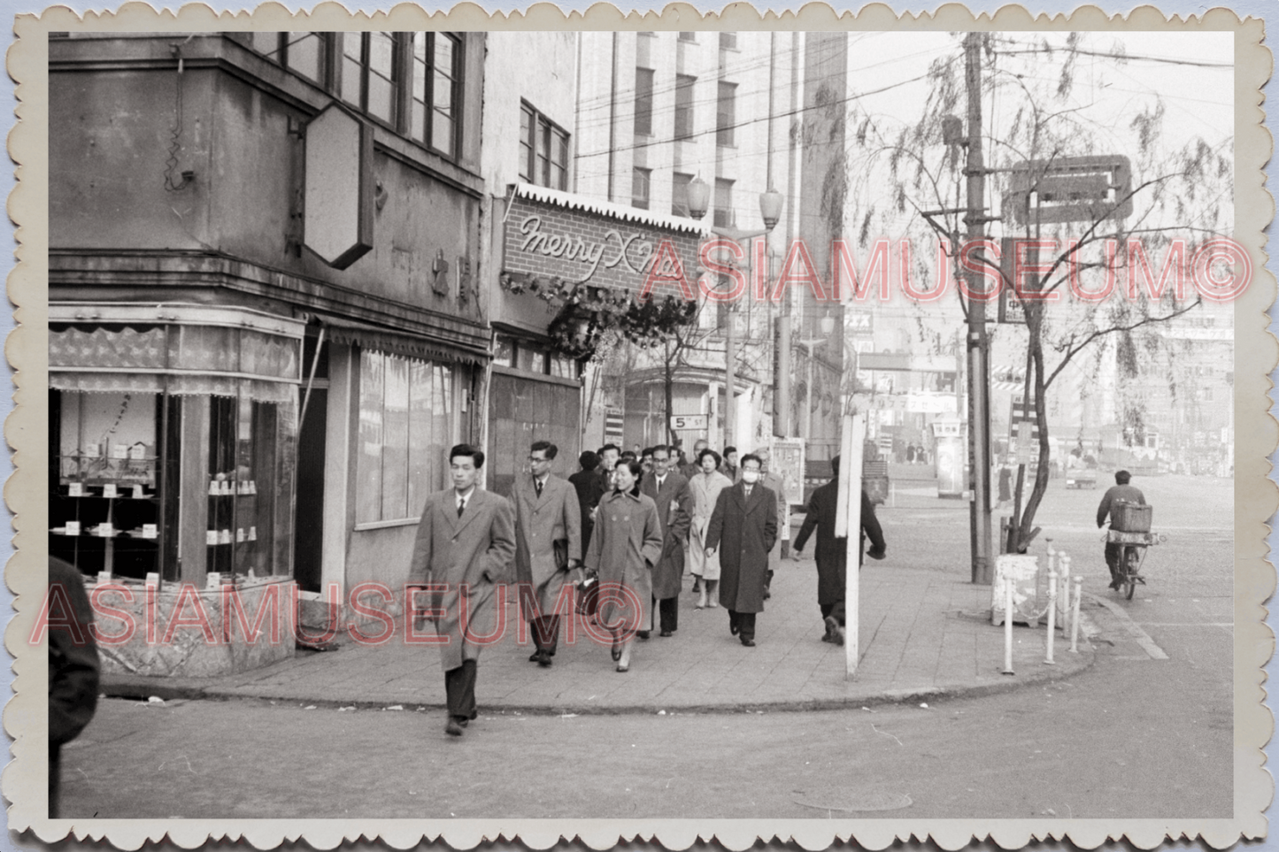 50s JAPAN TOKYO STREET SCENE MERRY CHRISTMAS XMAS SIGN SHOP Vintage Photo 24862