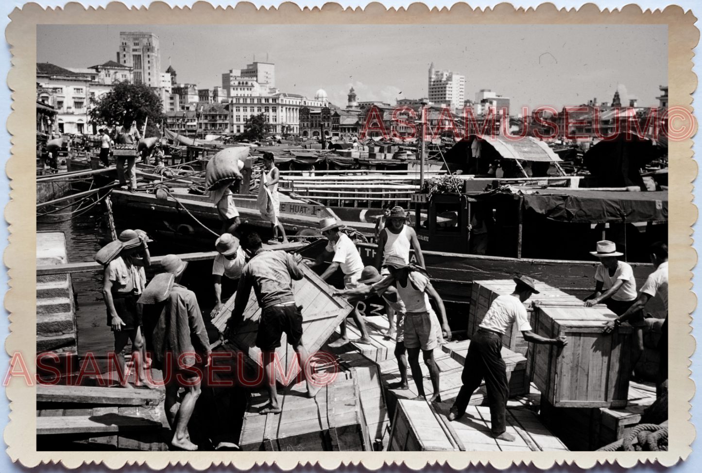 WW2 BOAT FERRY HARBOR PIER TERMINAL CLARK QUAY COOLIE MAN  SINGAPORE PHOTO 34876