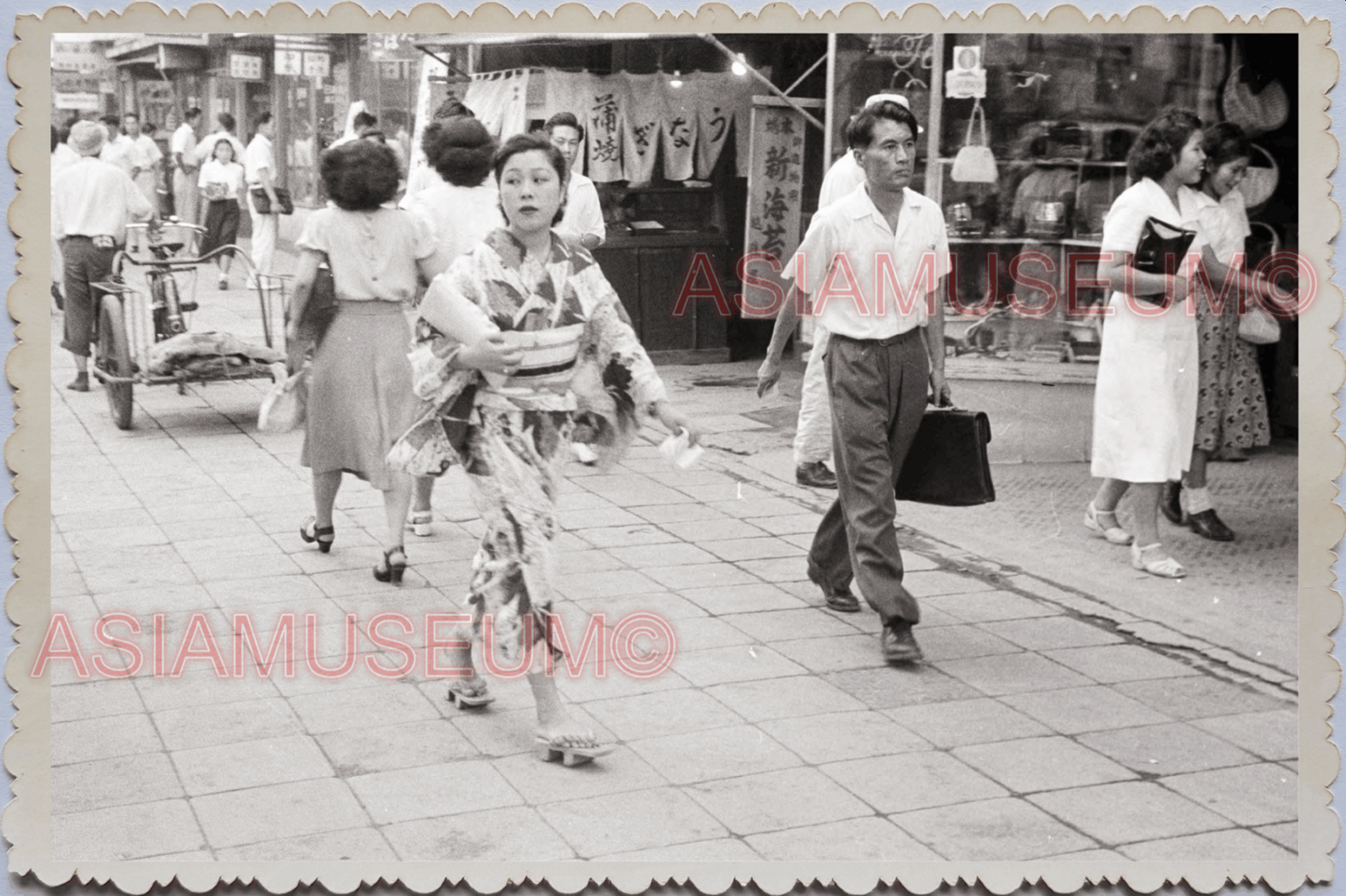 50s JAPAN TOKYO TRADITIONAL KIMONO WOMEN STREET SIDEWALK MAN Vintage Photo 26029