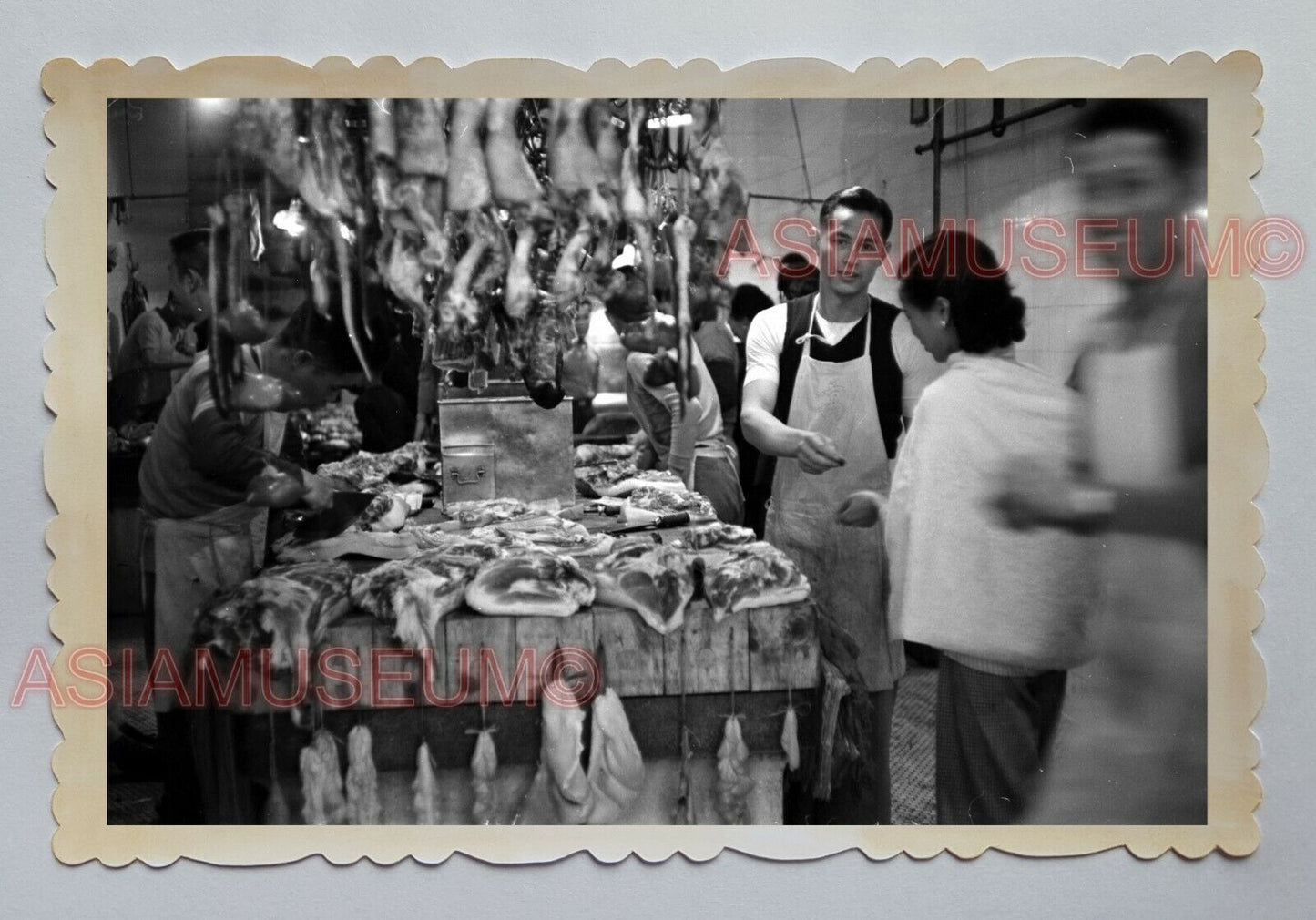 BUTCHER STALL WOMEN MARKET PRETTY LADY B&W VINTAGE HONG KONG Photo 23497 香港旧照片