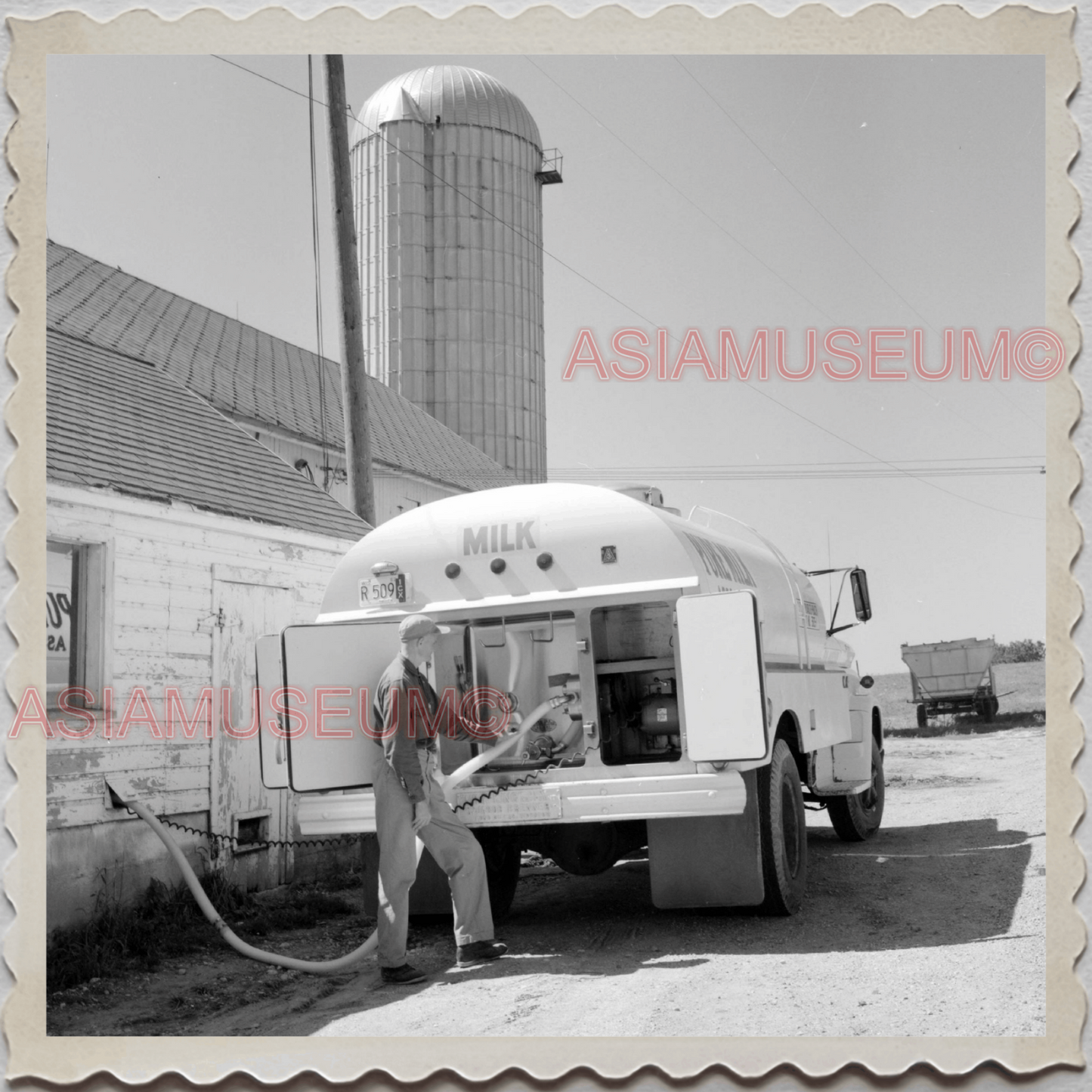 50s LAKE GENEVA WISCONSIN WALWORTH MILWAUKEE MAN MILK TRUCK OLD USA Photo 11602