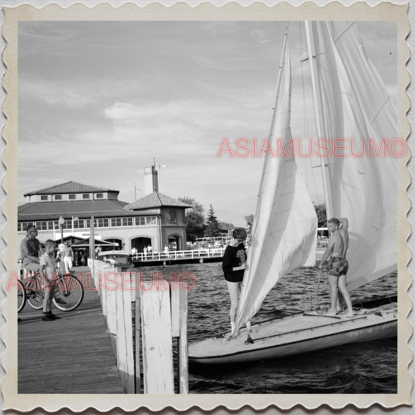 50s LAKE GENEVA WISCONSIN WALWORTH MILWAUKEE BOY SAIL BOAT OLD USA Photo 9494