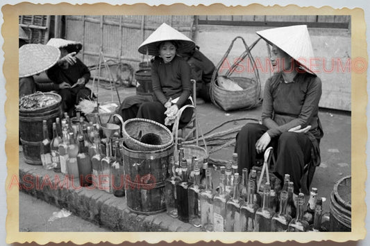 50s Vietnam SAIGON STREET SCENE VENDOR PAINTING LADY DRINKS Vintage Photo 1308