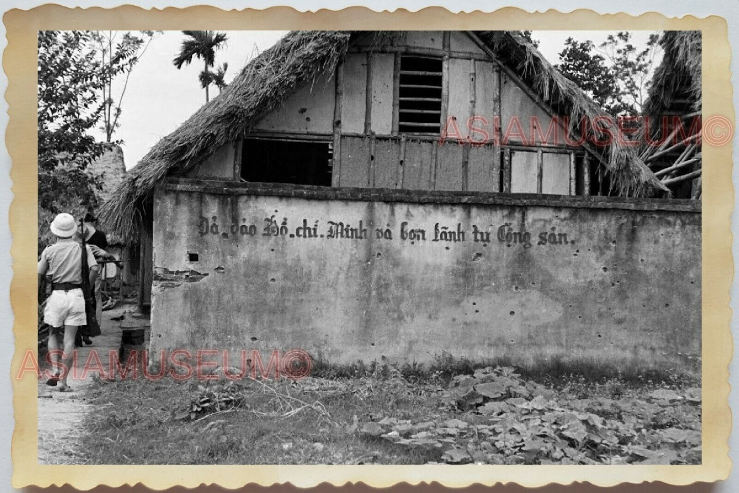 50s Vietnam SAIGON VILLAGE ARMY SOLDIER PATROL HOUSE HUT GUN Vintage Photo 1517