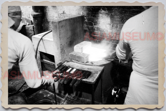 40s MACAU MACAO PORTUGUESE GOLDSMITH WORKER GOLD BAR  Vintage Photo 澳门旧照片 30260