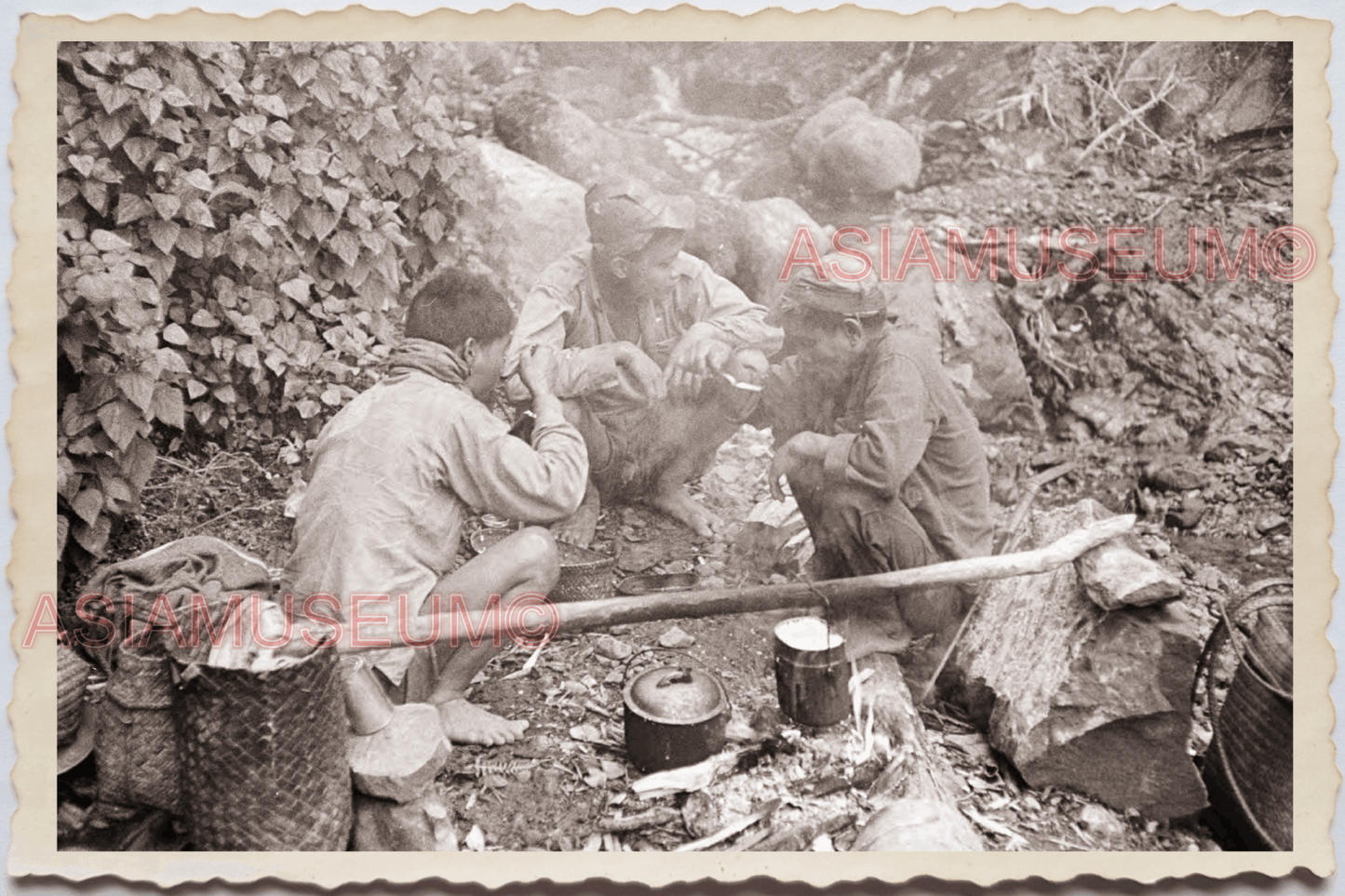 50s PHILIPPINES MANILA LUZON MOUNTAIN TRIBE KITCHEN FOOD MAN Vintage Photo 24315