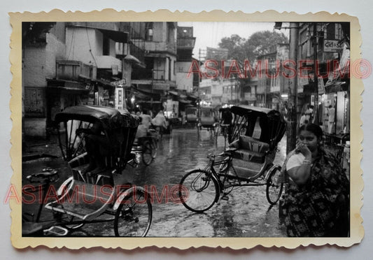 1940s KOLKATA STREET SCENE RAINING WOMEN TRICYCLE SHOP Vintage INDIA Photo #1150