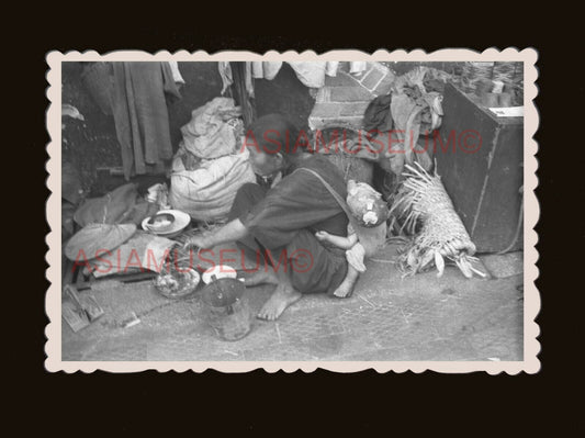 1940's Old Lady Women Baby Roadside Street Vintage Hong Kong Photo 香港旧照片 #2473