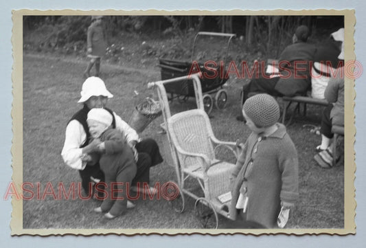 40's WOMEN LADY CHILDREN GIRL PLAY IN THE PARK B&W WW2 Vintage Photo 中国上海老照片 #25