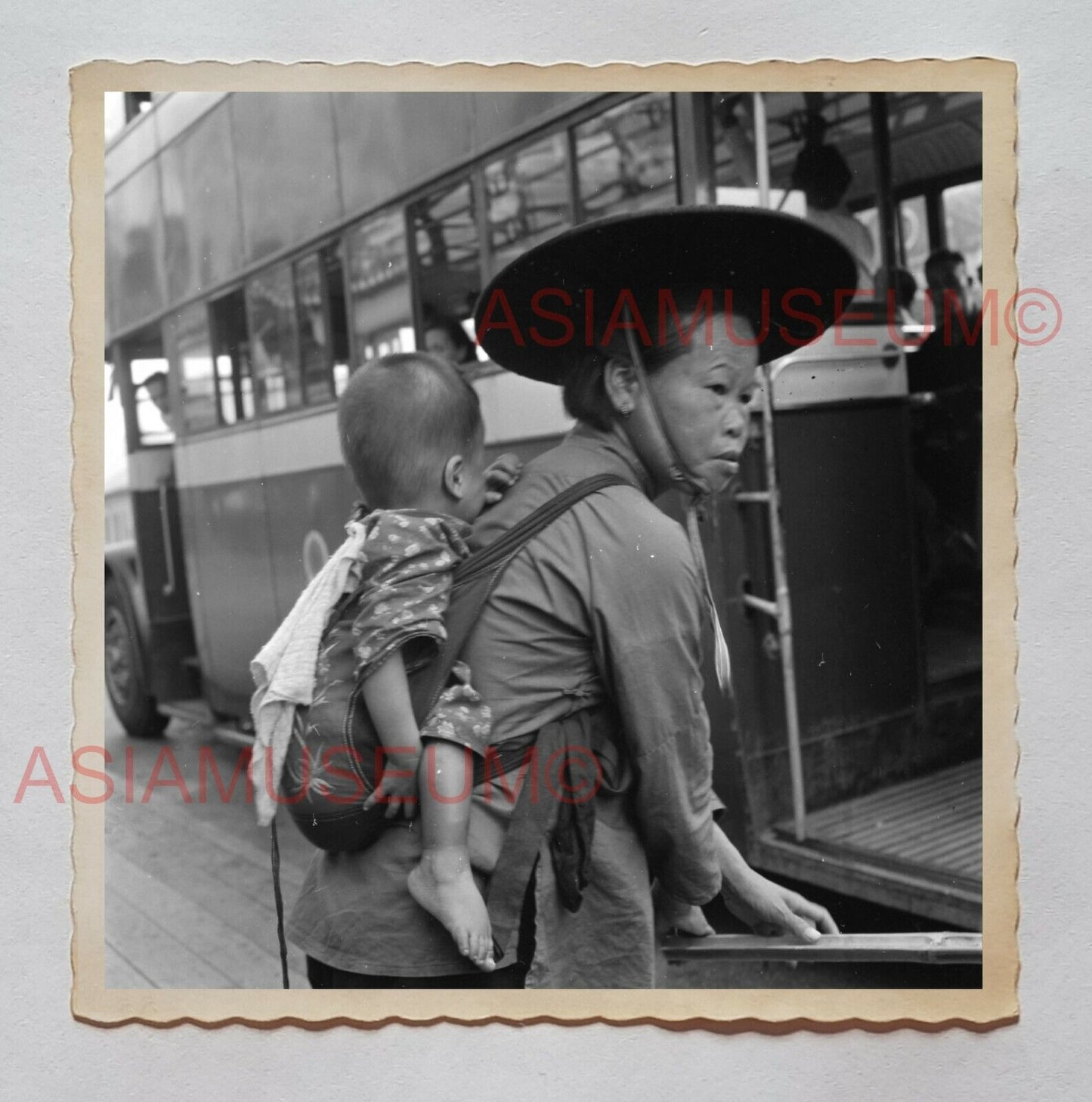 WOMEN BABY BUS STREET SCENE HAT CENTRAL B&W Vintage Hong Kong Photo 28181 香港旧照片