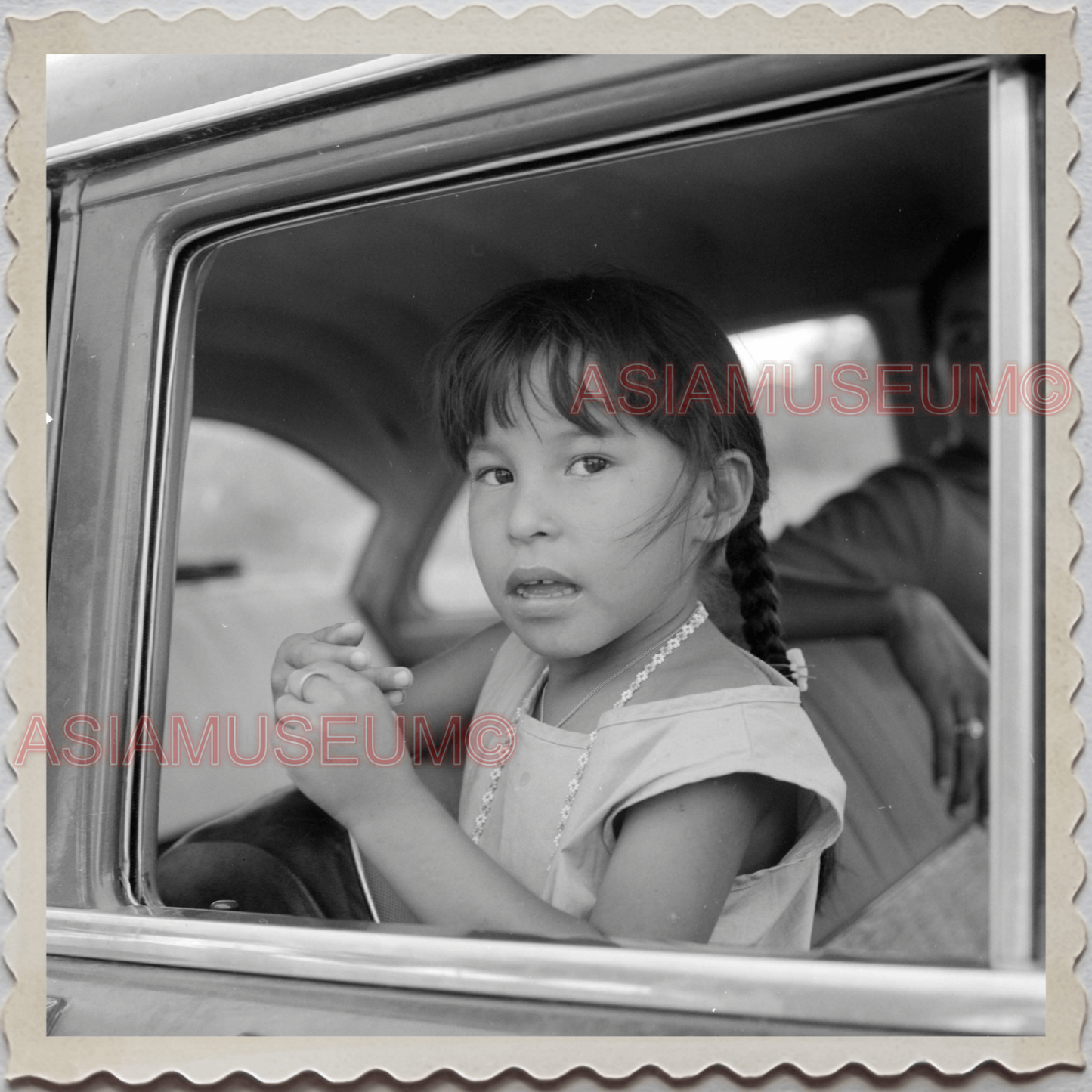 50s CROW TRIBE BIG HORN COUNTY MONTANA AGENCY GIRL CAR MAN OLD USA Photo 10552