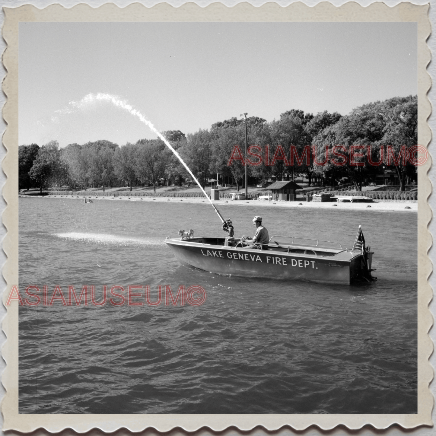 50s LAKE GENEVA WISCONSIN WALWORTH MILWAUKEE FIREMAN BOAT VINTAGE USA Photo 8745