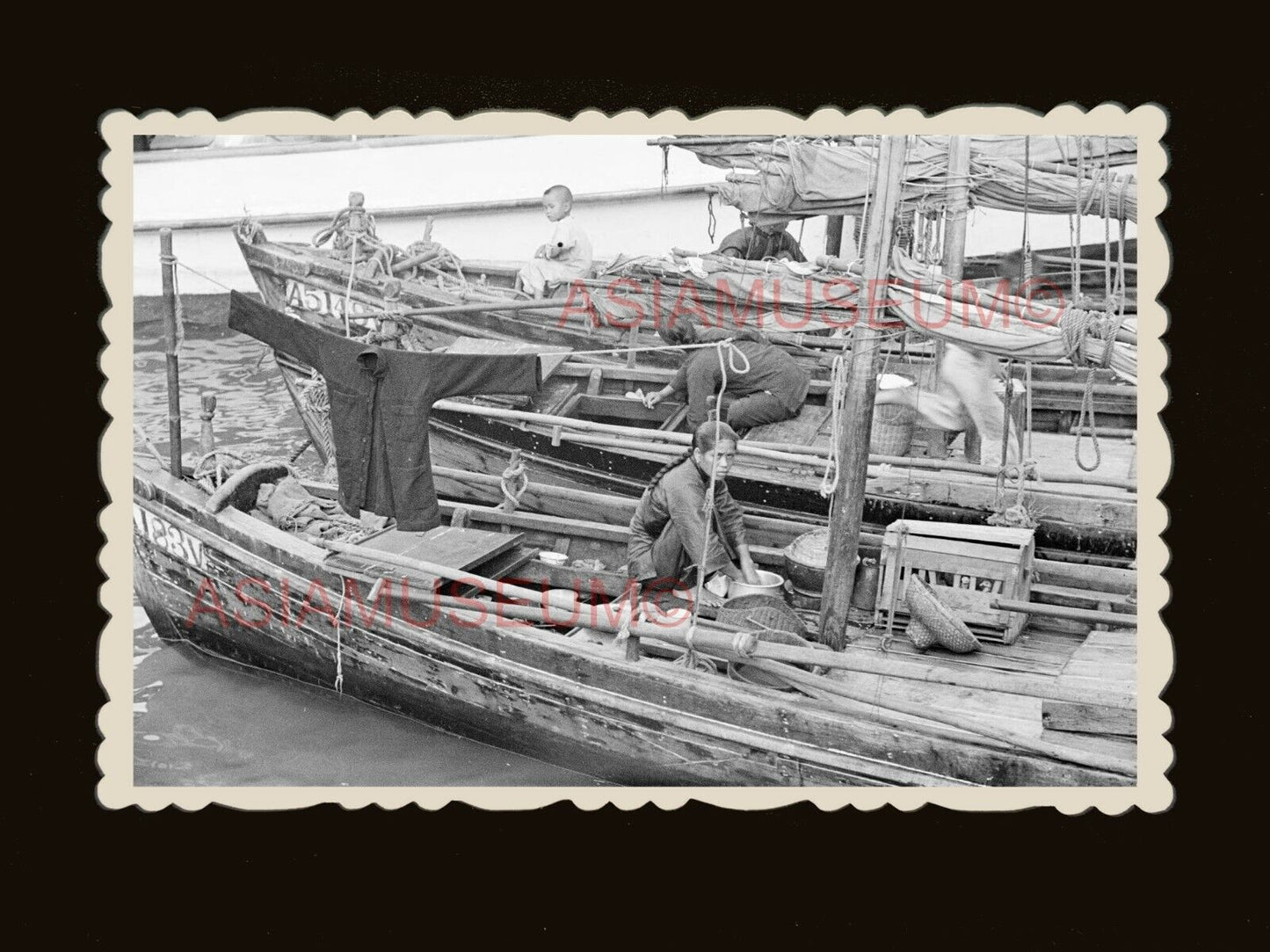 40's Women Junk Laundry Sea Boat Ship Harbor Kowloon Hong Kong Photo 香港旧照片 #1965