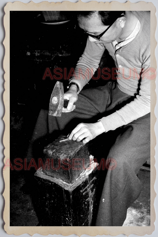 40s MACAU MACAO MAN GOLDSMITH GOLD BAR STORE JEWELRY AD Vintage Photo 澳门旧照片29532