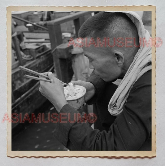 Boat House Labor Worker Noodle Chopstick B&W Vintage Hong Kong Photo 香港旧照片 26927