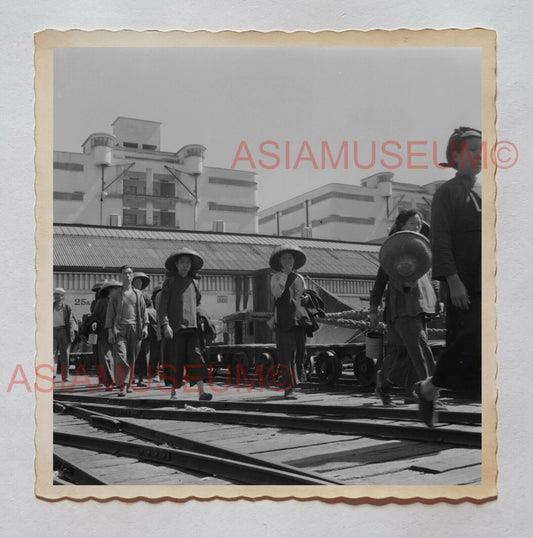 RAILROAD KOWLOON WOMEN HAT RAILWAY LADY B&W Vintage Hong Kong Photo 27050 香港旧照片