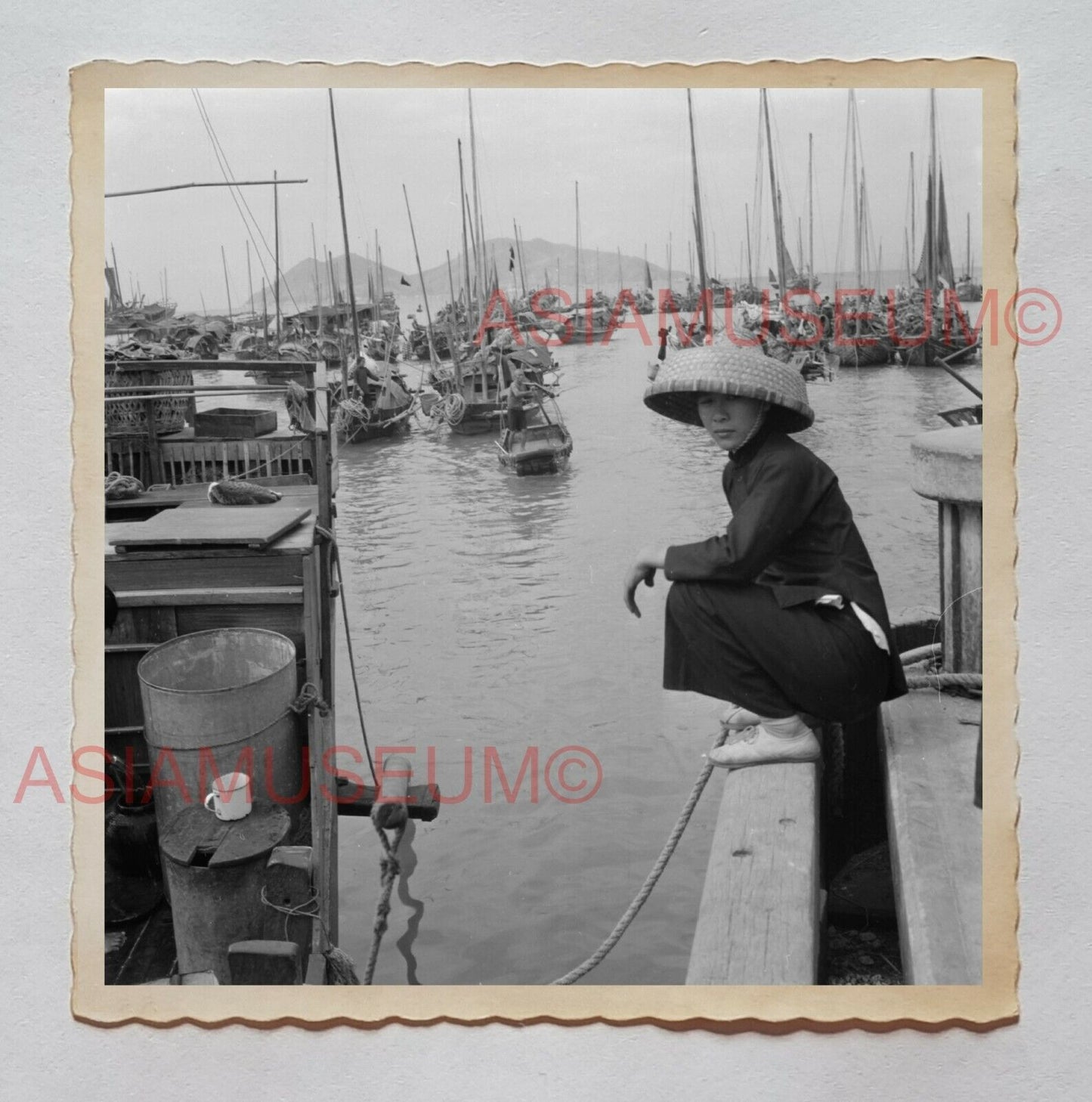 1940's WOMEN PIER BOAT HOUSE SHEUNG WAN  B&W Vintage Hong Kong Photo 28731 香港旧照片