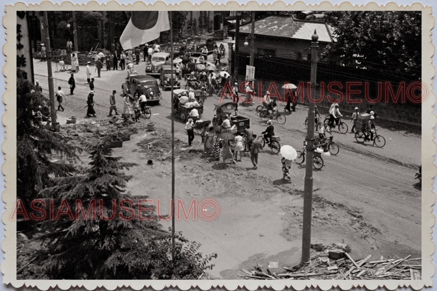 WW2 JAPAN KOBE STREET SCENE FLAG WOMEN CAR TRISHAW BICYCLE Vintage Photo #18816