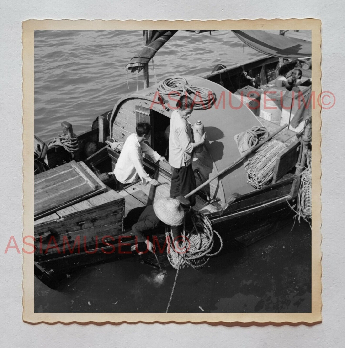 WOMEN MAN STEERING BOAT CHINESE SAIL JUNK Vintage Hong Kong Photo 28239 香港旧照片