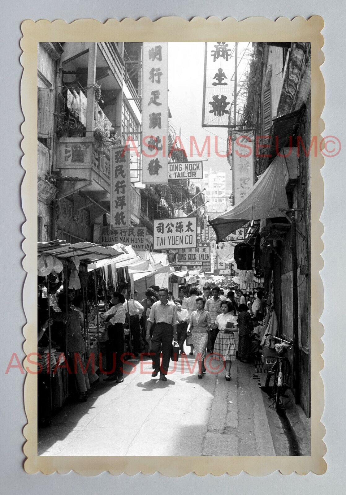 CENTRAL QUEEN'S ROAD STREET SCENE WOMEN  B&W Vintage HONG KONG Photo 26476 香港旧照片